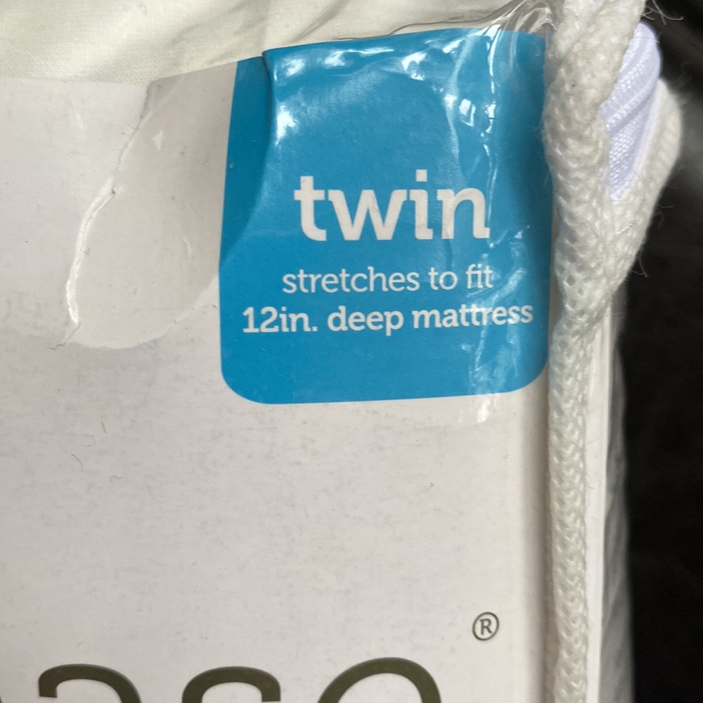 Allerease zippered mattress protector twin - Picture 3 of 4
